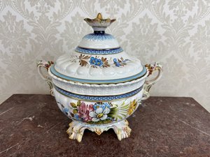 Porcelánová misa s vekom a kvetinovým dekorom
