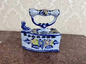 Dekoratívna porcelánová žehlička s kvetinovým motívom