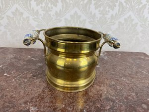 Mosadzné vedierko s porcelánovými úchytmi