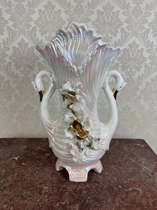 Perleťová porcelánová váza so zlatými detailmi, kvetinovým dekórom a labuťami