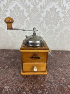 Drevený mlynček na kávu Zassenhaus