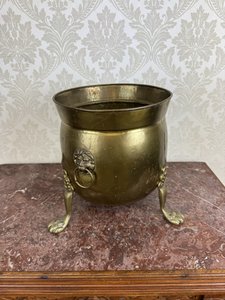 Mosadzný kvetináč na levých nohách s kruhovými madlami