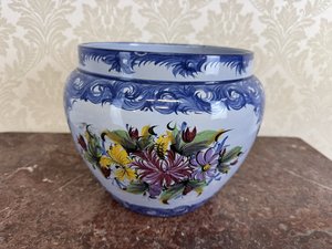 Keramická misa s modrým lemom a ručne maľovanými kvetmi
