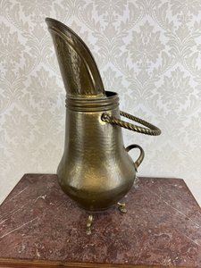 Mosadzný uhlák s tepaným povrchom a ozdobným uchom