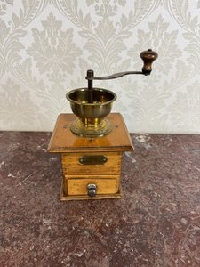 Drevený mlynček na kávu s mosadznou násypkou a zásuvkou