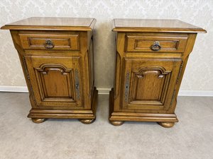 Nočné stolíky s bohato profilovanými dvierkami, cena za ks