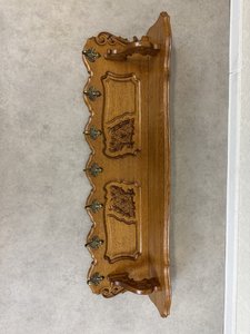 Vyrezávaný nástenný vešiak z dubového dreva s mosadznými háčikmi