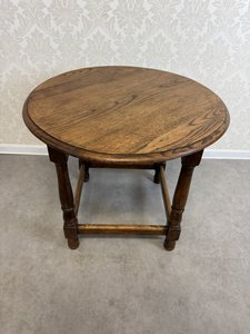 Okrúhly stolík na sústružených nohách