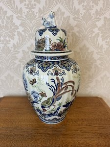 Dekoratívna dóza s vekom a kvetinovým dekorom