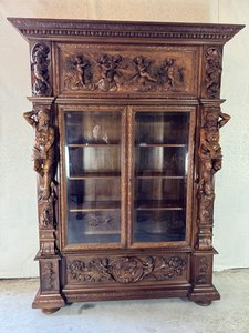 Renesančná knižnica s figurálnou rezbou a mytologickými motívmi