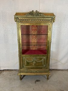 Vitrína so pozlátenou výzdobou