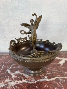 Dekoratívna bronzová misa s figúrou okrídleného víťaza