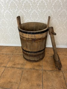 Drevený kvasný sud na kapustu s ručným skrutkovým lisom