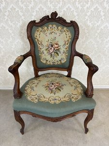 Kreslo s vyrezávaným rámom, kvetinovým gobelínom a prehnutými líniami, cena za ks