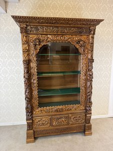 Vitrína s bohato rezaným rámom a motívmi putti