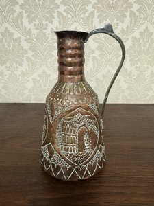 Medený džbán s rytým architektonickým motívom