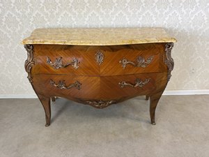 Dvojzásuvková bruchatka s mramorovou doskou a šikmou dyhou