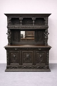 Ručne rezaný dvojdielny príborník s atlasovými postavami