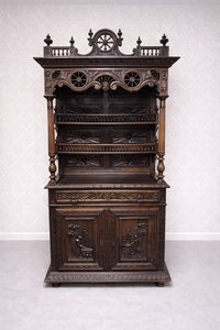 Ručne rezaná príborníková skriňa s čínskymi výjavmi, rok 1890