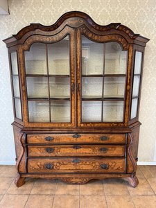 Príborník typu bombé s intarziou a preskleným nástavcom, rok 1850