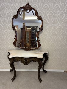 Konzolový stolík s mramorovou doskou a zrkadlom