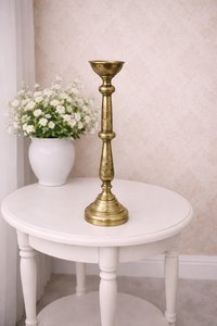 Mosadzný svietnik s vyrezávanými detailmi