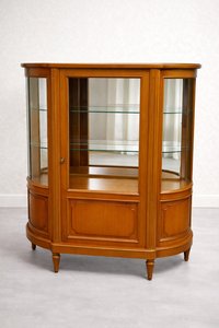 Elegantná vitrína s oblými bokmi