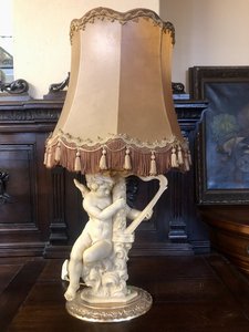 Stolová lampa s postavou anjela