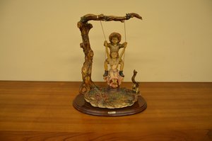 Starožitná porcelánová soška