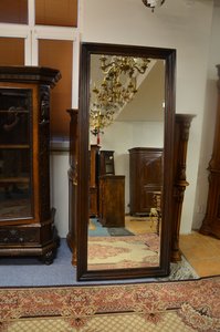 Velké stojací zrcadlo s dřevěným rámem v elegantním historizujícím stylu