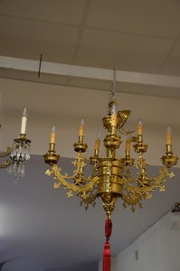 Masívny osemramenný luster s klasicistickými prvkami