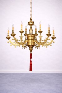 Masívny osemramenný luster s klasicistickými prvkami