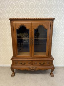 Vitrína s presklenými dvierkami