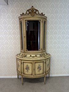 Vitrína s ručne maľovaným dekorom