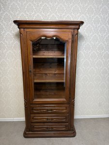 Vitrína s presklenými dvierkami