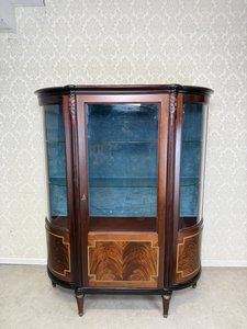 Presklená vitrína s modrým textilným pozadím