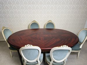 Oválny jedálenský stôl so šiestimi stoličkami