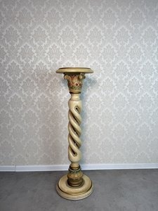 Drevený stĺp s točeným telom a korintskou hlavicou