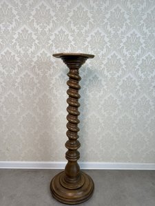 Točený drevený stĺp