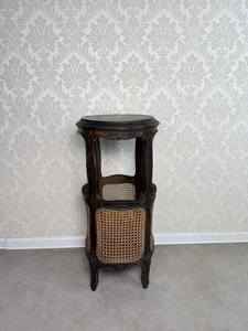 Okrúhly drevený stolík s výpletom