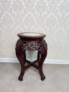 Orientálny stolček s mramorovou doskou