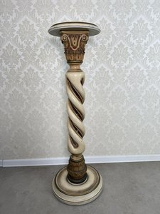 Podstavec v štýle antického stĺpa