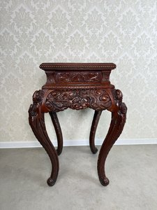 Orientálny stolík s dračími motívmi