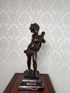 Dekoratívna soška putta na mramorovom podstavci