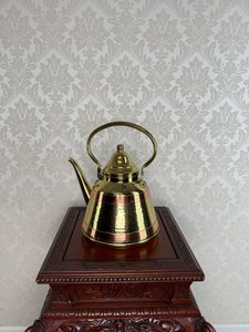 Mosadzná kanvica s oblúkovým uchom