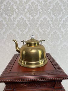 Čajová kanvica s porcelánovými detailmi