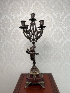 Svietnik na mramorovom podstavci