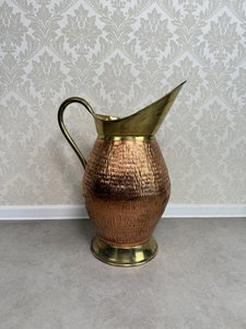 Kovaný medený džbán