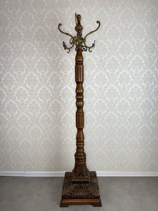 Drevený stojací vešiak