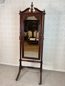 Stojacie zrkadlo na kolieskach